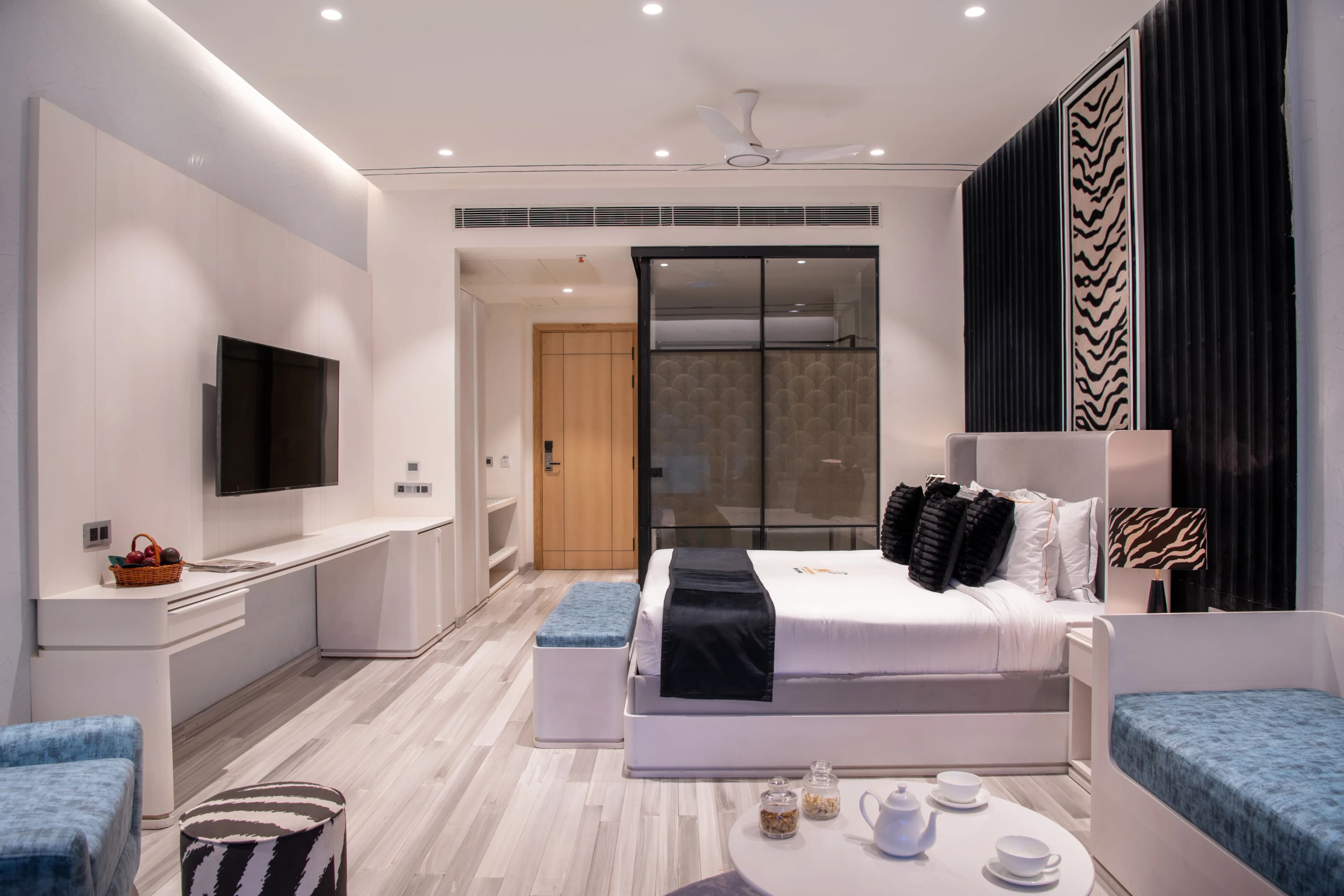 Royal club with pool access - Image 3